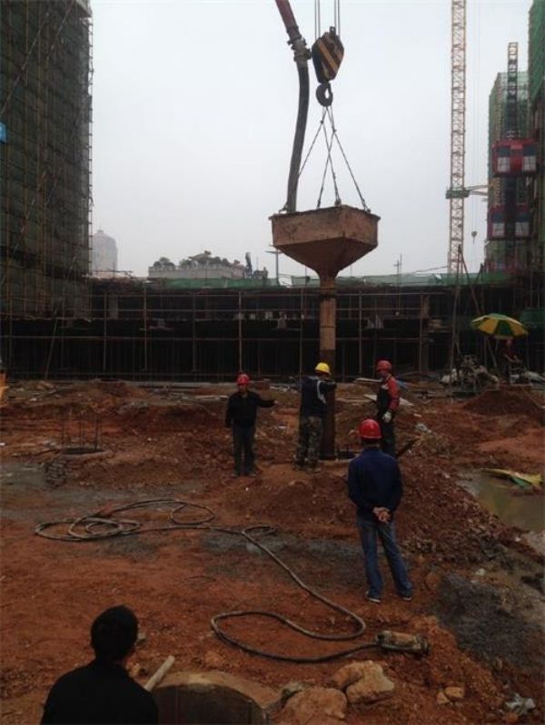 湖南金石基礎工程有限公司,旋挖樁施工,預應力管樁施工,人工挖孔樁施工,沖孔樁施工,長螺旋灌注樁施工,基坑支護工程施工,錨桿錨索施工,冠梁、腰梁施工,地基強夯處理工程,廠房及道路地基強夯處理工程,高速公路地基強夯加固處理,物流園港口地坪地基強夯工程,各種綜合市場（3—6房）房屋建筑地基基礎處理,鐵路（含高鐵）路基加固工程,機場跑道地基加固處理工程